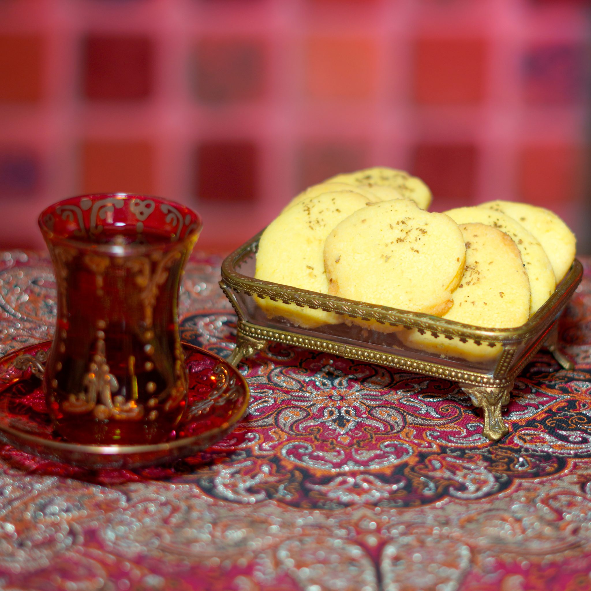 عکس ظرف شیرینی میان پر همراه با استکان چای