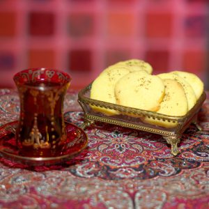 عکس ظرف شیرینی میان پر همراه با استکان چای