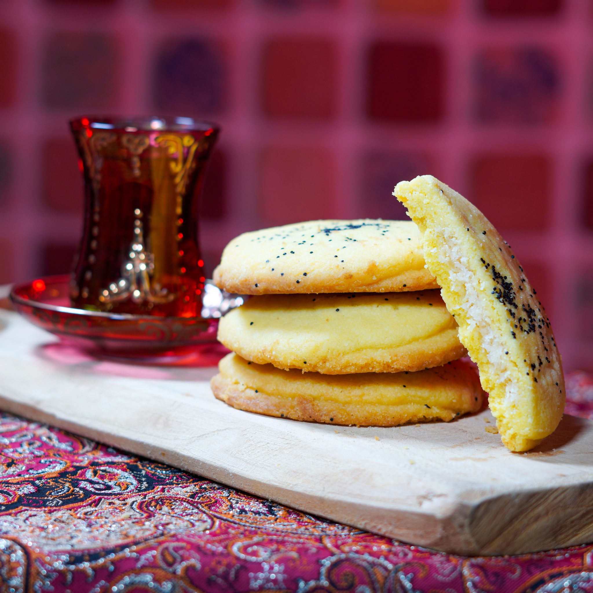 عکس شیرینی میان پر با چای