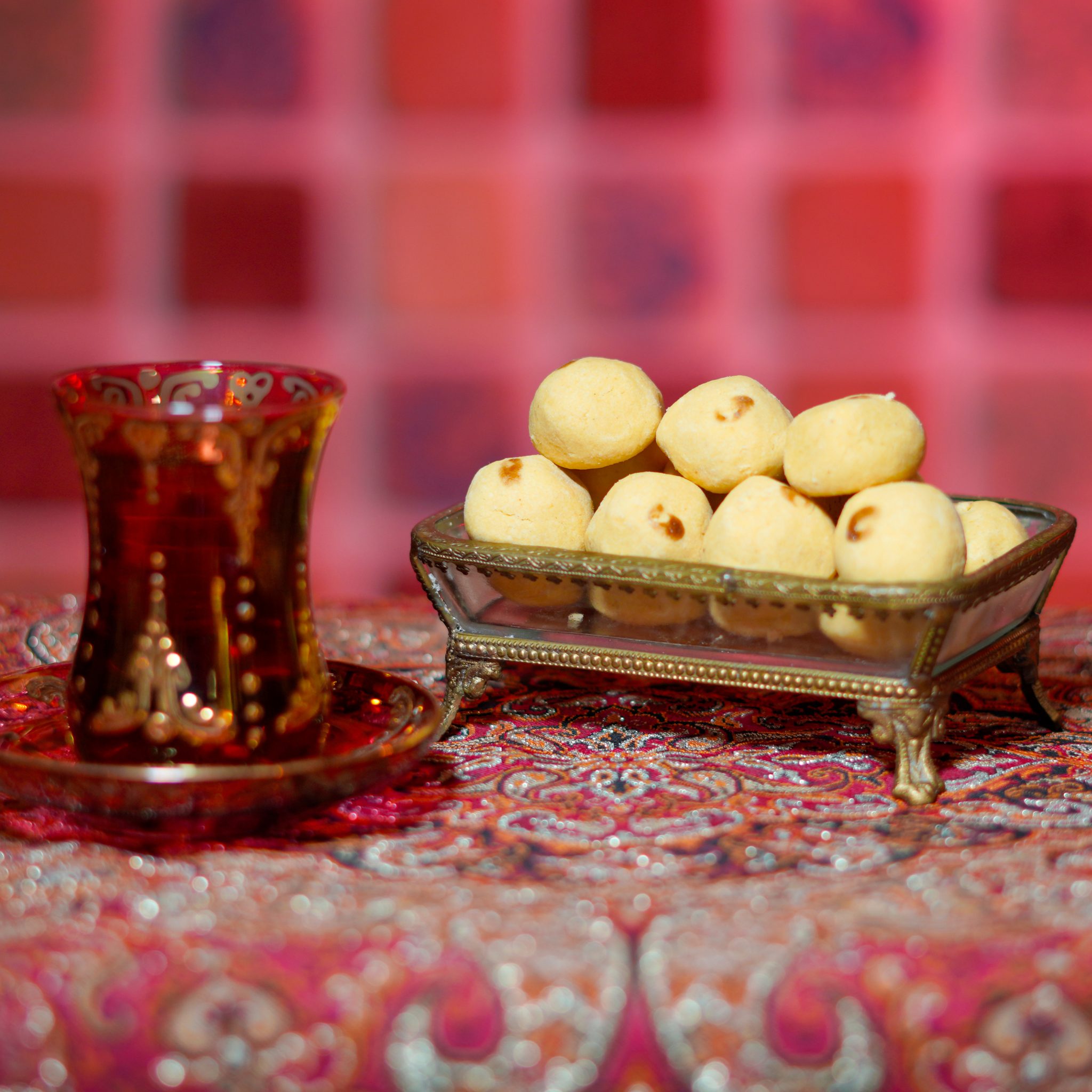 عکس ظرف شیرینی نخودچی همراه با چای