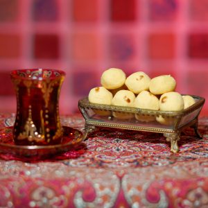 عکس ظرف شیرینی نخودچی همراه با چای