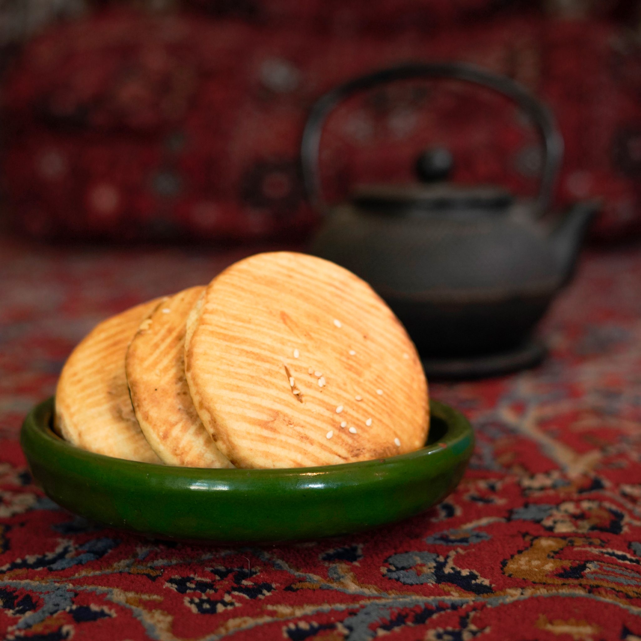 عکس ظرف کلوچه سنتی همراه با کتری چای