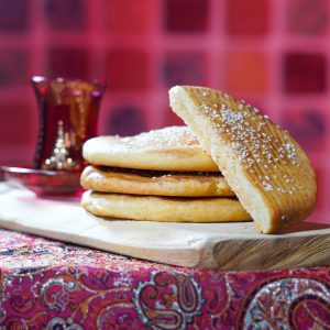 عکس ظرف کلوچه نارگیلی با چای